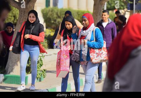 Kairo, Ägypten. 14. Februar 2016. Am Valentinstag feiern ägyptische Studenten an der Universität von Kairo in Kairo am 14. Februar 2016. Zum Valentinstag wird immer beliebter in der Region, wie Menschen die Sitte, Blumen, Karten, Pralinen und Geschenke zu Sweethearts aufgegriffen haben zur Feier des Tages Credit: Amr Sayed/APA Bilder/ZUMA Draht/Alamy Live News Stockfoto