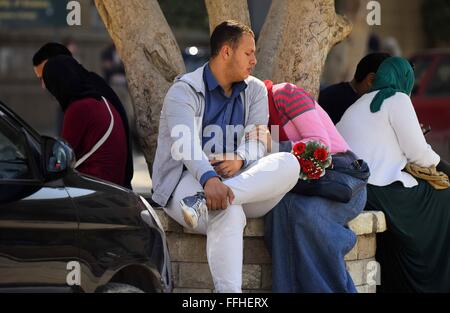 Kairo, Ägypten. 14. Februar 2016. Am Valentinstag feiern ägyptische Studenten an der Universität von Kairo in Kairo am 14. Februar 2016. Zum Valentinstag wird immer beliebter in der Region, wie Menschen die Sitte, Blumen, Karten, Pralinen und Geschenke zu Sweethearts aufgegriffen haben zur Feier des Tages Credit: Amr Sayed/APA Bilder/ZUMA Draht/Alamy Live News Stockfoto