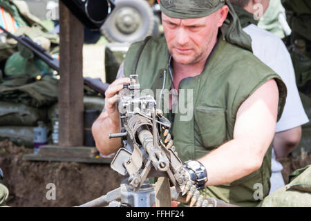 Vietnam Krieg Re-enactment. Von außen uns Holz überdachte Command Bunker am Checkpoint, Marine in Flake Jacket Prüfung M60 Maschinengewehr Stockfoto