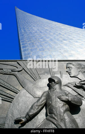 Ein Relief auf der Basis des Denkmals für die Eroberer des Raumes (1964) Darstellung Kosmonauten Yuri Gagarin in Moskau, Russland Stockfoto