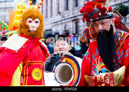 London, UK. 14. Februar 2016. Der Affe, der Chinese und einen chinesischen Jungen bei den chinesischen Neujahr Parade 2016 im Zentrum von London, das größte fest außerhalb Asiens.  Kostümierte Darstellern nahm Teil an der chinesischen Neujahrsparade entlang der Charing Cross Road und Chinatown, weitere Feierlichkeiten auf dem Trafalgar Square. Die Veranstaltung wird von London Chinatown Chinese Association organisiert. Bildnachweis: Dinendra Haria/Alamy Live-Nachrichten Stockfoto