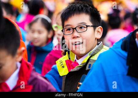 London, UK. 14. Februar 2016. Ein kleiner Junge in chinesischer Tracht bei den chinesischen Neujahr Parade 2016 im Zentrum von London, das größte fest außerhalb Asiens. Kostümierte Darstellern nahm Teil an der chinesischen Neujahrsparade entlang der Charing Cross Road und Chinatown, weitere Feierlichkeiten auf dem Trafalgar Square. Die Veranstaltung wird von London Chinatown Chinese Association organisiert. Bildnachweis: Dinendra Haria/Alamy Live-Nachrichten Stockfoto