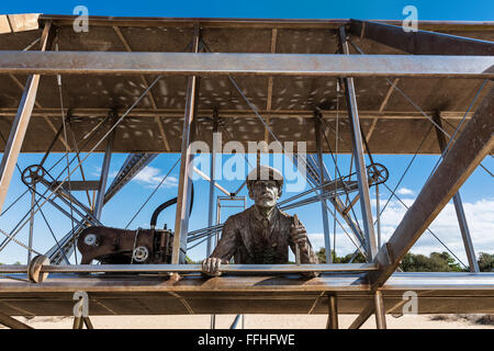 Skulptur des historischen Erstflug, Wright Brothers National Memorial, Kill Devil Hills, Outer Banks, North Carolina, USA Stockfoto