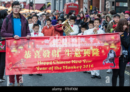 London, UK.  14. Februar 2016. Die Chinesische Neujahrsparade findet statt um Chinatown feiert das Jahr des Affen.  Bildnachweis: Stephen Chung / Alamy Live News Stockfoto