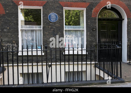 Eine blaue Gedenktafel mit George Orwell und Sir Stephen Spender-Namen auf dem Display an der Wand in London, Vereinigtes Königreich. Stockfoto
