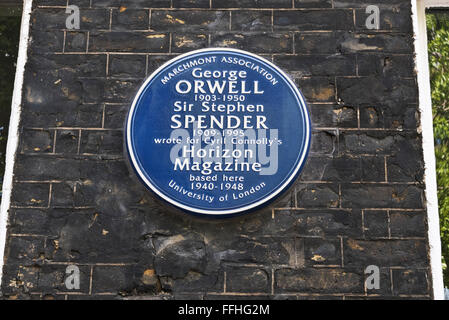 Eine blaue Gedenktafel mit George Orwell und Sir Stephen Spender-Namen auf dem Display an der Wand in London, Vereinigtes Königreich. Stockfoto