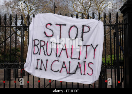 Französische Botschaft, London, UK. 14. Februar 2016. Migrationshintergrund Solidarität Demonstranten versammeln sich vor der französischen Botschaft in London, die Behandlung von Migranten in Calais, Frankreich Credit zu protestieren: Jay Shaw-Baker/Alamy Live News Stockfoto