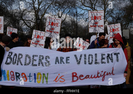 Französische Botschaft, London, UK. 14. Februar 2016. Migrationshintergrund Solidarität Demonstranten versammeln sich vor der französischen Botschaft in London, die Behandlung von Migranten in Calais, Frankreich Credit zu protestieren: Jay Shaw-Baker/Alamy Live News Stockfoto