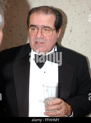 Washington, District Of Columbia, USA. 30. April 2005. Washington, DC - 30. April 2005--beisitzender Richter des United States Supreme Court Antonin Scalia genießt einen Drink bei einem Empfang vor 2005 White House Correspondents Dinner in Washington, DC am 30. April 2005.Credit: Ron Sachs/CNP © Ron Sachs/CNP/ZUMA Draht/Alamy Live News Stockfoto