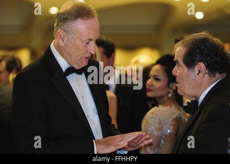 Washington, District Of Columbia, USA. 27. April 2013. Kommentator Bill Reilly Gespräche mit höchstes Gericht Gerechtigkeit Antonin Scalia an der White House Correspondents' Association (WHCA) jährlichen Dinner in Washington, District Of Columbia, USA, am Samstag, den 27. April, 2013.Credit: Pete Marovich/Pool über CNP Pete © Marovich/CNP/ZUMA Draht/Alamy Live News Stockfoto