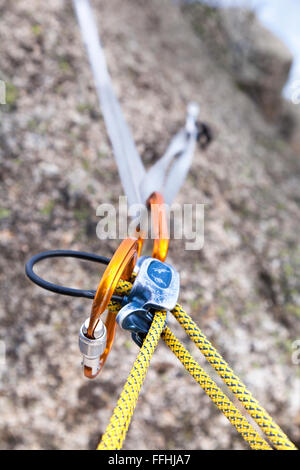 Sicherungsgerät hautnah. Ein Sicherungsgerät ist eine mechanische Kletterausrüstung verwendet, um ein Seil während sichern zu steuern. Stockfoto