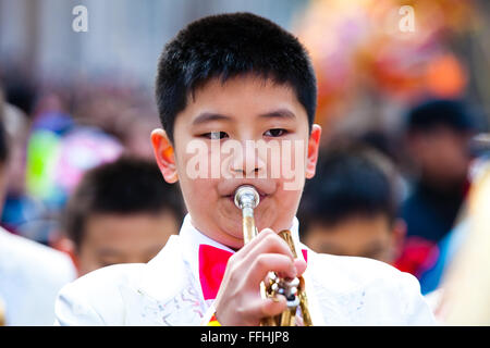 London, UK. 14. Februar 2016. Ein chinesischen jungen beteiligt sich an der chinesischen Neujahr Parade 2016 im Zentrum von London mit der größten Feier außerhalb Asiens. Kostümierte Darstellern nahm Teil an der chinesischen Neujahrsparade entlang der Charing Cross Road und Chinatown, weitere Feierlichkeiten auf dem Trafalgar Square. Die Veranstaltung wird von London Chinatown Chinese Association organisiert. Bildnachweis: Dinendra Haria/Alamy Live-Nachrichten Stockfoto