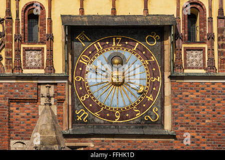 Astronomische Uhr an der östlichen Fassade des Rathauses aus dem Jahr 1580, Breslau, Niederschlesien, Polen, Europa Stockfoto