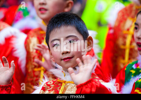 London, UK. 14. Februar 2016. Kleiner Junge in Tracht bei der chinesischen Neujahrsparade teilgenommen wie Tausende von Menschen im Zentrum von London mit der größten Feier außerhalb Asia.Costumed Künstler feiern Chinesische Neujahrsparade entlang der Charing Cross Road und Chinatown, mit weiteren Feierlichkeiten auf dem Trafalgar Square. Die Veranstaltung wird von London Chinatown Chinese Association organisiert. Bildnachweis: Dinendra Haria/Alamy Live-Nachrichten Stockfoto