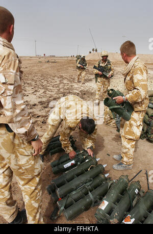 Konsolidierung der Boden, Mortarmen aus 40 Commando Royal Marines Vorbereitung ihre Position am ersten Tag des 2. Irakkriegs Stockfoto