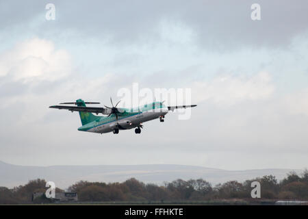 Aer Lingus Regional ATR 72-600 zweimotorigen Turboprop Kurzstrecke Regionalverkehrsflugzeug (EI-FAU, "St. Wachposten") abheben. Stockfoto