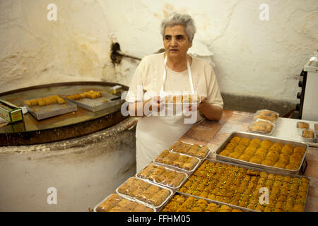 Griechenland, Kreta, Rethymnon, Baklava Und wickele, Frau des Bäckers Giorgos Hatziparaskos, Odos Bernardou 30 Stockfoto