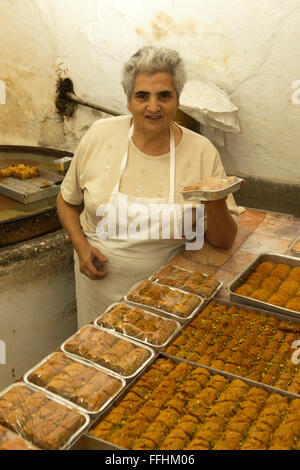 Griechenland, Kreta, Rethymnon, Baklava Und wickele, Frau des Bäckers Giorgos Hatziparaskos, Odos Bernardou 30 Stockfoto