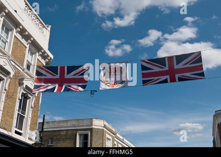 Der Union Jack Fahnen hängen über der Straße, London, Vereinigtes Königreich. Stockfoto