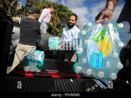 Florida, USA. 14. Februar 2016. Palm Beach Synagoge gesammelte Wasser für Flint, Michigan Sonntag, 14. Februar 2016. '' Wenn alle Stellplätze in, wir können einen Unterschied machen, '' sagte Rabbi Moshe Scheiner (Mitte) Credit: Bruce R. Bennett/The Palm Beach Post/ZUMA Draht/Alamy Live News Stockfoto