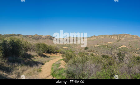 Wanderweg in den Hügeln oberhalb der Stadt Santa Clarita in Südkalifornien. Stockfoto