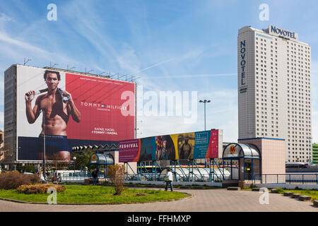 Rafael Nadal auf Tommy Hilfiger Plakatwand in Warschau, Zentralpolen Stockfoto