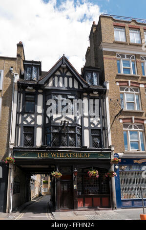Wheatsheaf Pub, einem traditionellen britischen Pub in London, Vereinigtes Königreich. Stockfoto