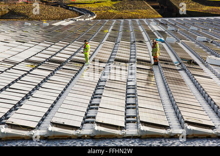 Die neue schwimmende solare Farm als Raster verbunden Godley Reservoir in Hyde, Manchester, UK. Das Schema ist ein 3-MW-System, bestehend aus 10.000 Photovoltaik-Paneele. Es wird United Utilities Stromrechnung auf der Kläranlage vor Ort, rund 7.000 £ pro Monat einsparen. Es ist die größte schwimmende solar Farm in Europa und der zweitgrößte in der Welt. Es liefert rund 33 % der Wasseraufbereitung Energiebedarf Pflanzen. Stockfoto