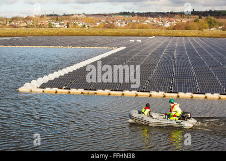 Die neue schwimmende solare Farm als Raster verbunden Godley Reservoir in Hyde, Manchester, UK. Das Schema ist ein 3-MW-System, bestehend aus 10.000 Photovoltaik-Paneele. Es wird United Utilities Stromrechnung auf der Kläranlage vor Ort, rund 7.000 £ pro Monat einsparen. Es ist die größte schwimmende solar Farm in Europa und der zweitgrößte in der Welt. Es liefert rund 33 % der Wasseraufbereitung Energiebedarf Pflanzen. Stockfoto