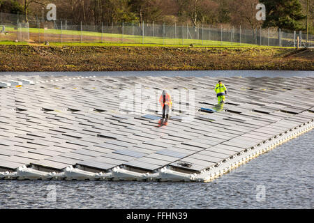 Die neue schwimmende solare Farm als Raster verbunden Godley Reservoir in Hyde, Manchester, UK. Das Schema ist ein 3-MW-System, bestehend aus 10.000 Photovoltaik-Paneele. Es wird United Utilities Stromrechnung auf der Kläranlage vor Ort, rund 7.000 £ pro Monat einsparen. Es ist die größte schwimmende solar Farm in Europa und der zweitgrößte in der Welt. Es liefert rund 33 % der Wasseraufbereitung Energiebedarf Pflanzen. Stockfoto