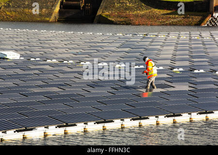 Die neue schwimmende solare Farm als Raster verbunden Godley Reservoir in Hyde, Manchester, UK. Das Schema ist ein 3-MW-System, bestehend aus 10.000 Photovoltaik-Paneele. Es wird United Utilities Stromrechnung auf der Kläranlage vor Ort, rund 7.000 £ pro Monat einsparen. Es ist die größte schwimmende solar Farm in Europa und der zweitgrößte in der Welt. Es liefert rund 33 % der Wasseraufbereitung Energiebedarf Pflanzen. Stockfoto