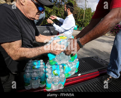 Florida, USA. 14. Februar 2016. Palm Beach Synagoge gesammelte Wasser für Flint, Michigan Sonntag, 14. Februar 2016. '' Wenn alle Stellplätze in, wir einen Unterschied machen können", sagte Rabbi Moshe Scheiner (Mitte). Auf der linken Seite ist William Sternberg; auf der rechten Seite ist Rudley Blackwood. Bildnachweis: Bruce R. Bennett/der Palm Beach Post/ZUMA Draht/Alamy Live-Nachrichten Stockfoto