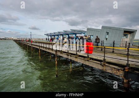 Southend-on-Sea Besucher genießen die Strände und die Stadt Pier trotz der in der Nähe von eisigen Temperaturen und starke, stürmischen wind Stockfoto