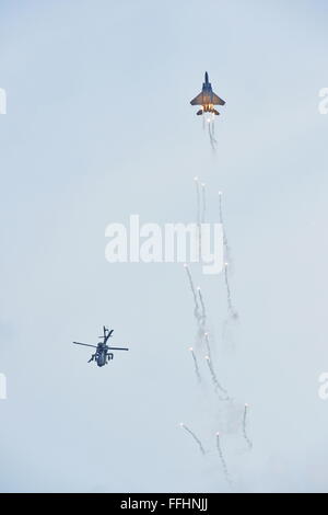 Singapur. 14. Februar 2016. Antenne-Anzeige auf der Singapore Airshow 2016 (Medien-Vorschau). Durch Republik der Singapur Luftwaffe (RSAF). Kampfjet F-15SG und AH - 64D Apache Kampfhubschrauber durchführen das vertikale Punch-Manöver mit der F-15SG Freigabe Fackeln in einem vertikalen Aufstieg. Dies ist das erste Mal die RSAF dieses Manöver durchführt. © Richard Koh/Alamy Live News Bildnachweis: Richard Koh/Alamy Live News https://www.singaporeairshow.com/aerobatic-flying-display.html Stockfoto