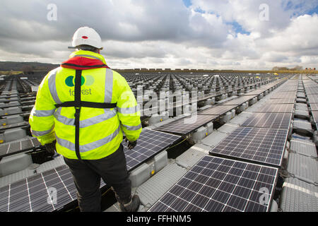 Die neue schwimmende solare Farm als Raster verbunden Godley Reservoir in Hyde, Manchester, UK. Das Schema ist ein 3-MW-System, bestehend aus 10.000 Photovoltaik-Paneele. Es wird United Utilities Stromrechnung auf der Kläranlage vor Ort, rund 7.000 £ pro Monat einsparen. Es ist die größte schwimmende solar Farm in Europa und der zweitgrößte in der Welt. Es liefert rund 33 % der Wasseraufbereitung Energiebedarf Pflanzen. Stockfoto