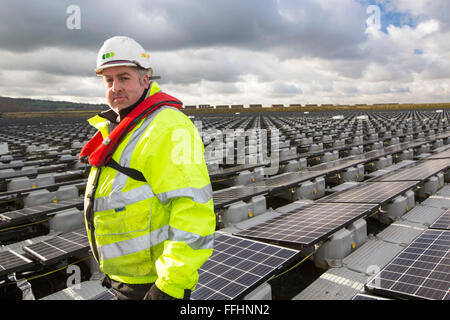 Die neue schwimmende solare Farm als Raster verbunden Godley Reservoir in Hyde, Manchester, UK. Das Schema ist ein 3-MW-System, bestehend aus 10.000 Photovoltaik-Paneele. Es wird United Utilities Stromrechnung auf der Kläranlage vor Ort, rund 7.000 £ pro Monat einsparen. Es ist die größte schwimmende solar Farm in Europa und der zweitgrößte in der Welt. Es liefert rund 33 % der Wasseraufbereitung Energiebedarf Pflanzen. Stockfoto