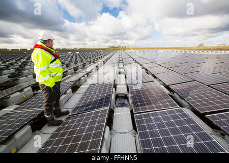 Die neue schwimmende solare Farm als Raster verbunden Godley Reservoir in Hyde, Manchester, UK. Das Schema ist ein 3-MW-System, bestehend aus 10.000 Photovoltaik-Paneele. Es wird United Utilities Stromrechnung auf der Kläranlage vor Ort, rund 7.000 £ pro Monat einsparen. Es ist die größte schwimmende solar Farm in Europa und der zweitgrößte in der Welt. Es liefert rund 33 % der Wasseraufbereitung Energiebedarf Pflanzen. Stockfoto