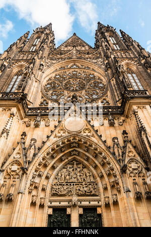 Mittelalterlichen St.-Veits-Kathedrale ist die Prager Burg Haupteingang Detail. Stockfoto