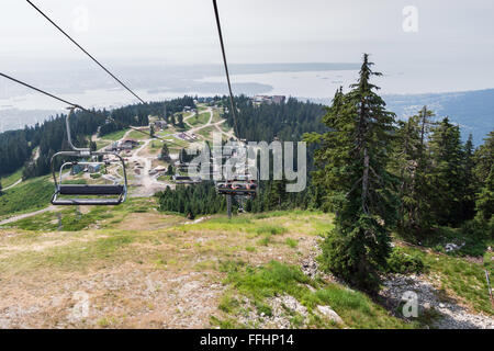 Grouse Mountain Touristengebiet von absteigend Sessellift wieder vom Gipfel gesehen.  Stanley Park und Vancouver entfernt. Stockfoto