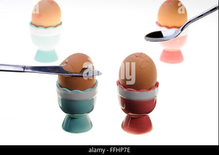 Zwei gekochte Eiern bereit für Essen und zwei weitere in den Hintergrund. Stockfoto