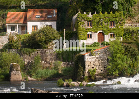 Jakobsweg, Jacobean Route. Häuser am Fluss Tambre Ponte Maceira vorbei. A Coruña. Der Jakobsweg, St. James's Pa Stockfoto