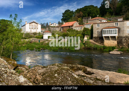 Jakobsweg, Jacobean Route. Häuser am Fluss Tambre Ponte Maceira vorbei. A Coruña. Der Jakobsweg, St. James's Pa Stockfoto