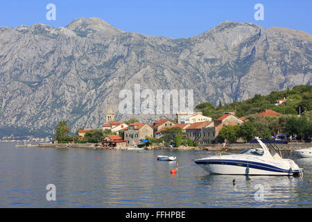 Panoramablick auf das malerische Dorf Prcanj entlang der Bucht von Kotor, Montenegro Stockfoto