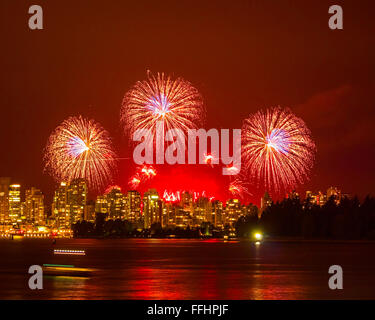 Feuerwerk am English Bay in Vancouver, gesehen aus North Vancouver, Kanada. Honda-Festival des Lichts. Kanada-Eintrag, 31.07.13. Stockfoto