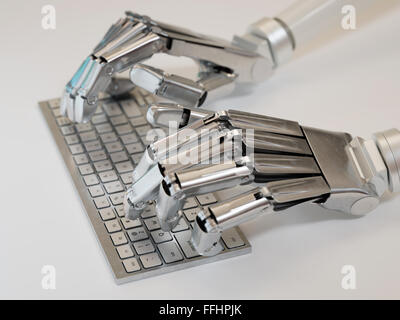 Roboter auf konzeptionelle Tastatur tippen Stockfoto