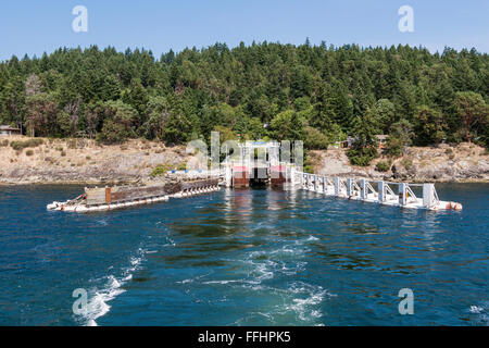 BC Fähren Pender Island ferry terminal in Otter Bay, gesehen von der Fähre verlässt das Dock. Stockfoto