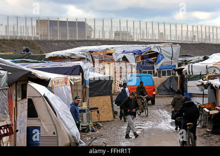 Flüchtlingslager "Jungle" in Calais, Frankreich. Im Hintergrund die eingezäunten Autobahn nach der Fähre Hafen von Calais Stockfoto