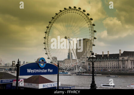 Das London Eye-Rad von der Themse in London, Vereinigtes Königreich. Stockfoto