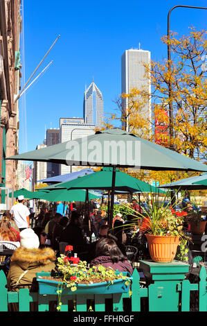 Gäste genießen im Freien an einem Cafe Michigan Avenue in Chicago auf einem herrlichen Herbst am Nachmittag. Chicago, Illinois, USA. Stockfoto