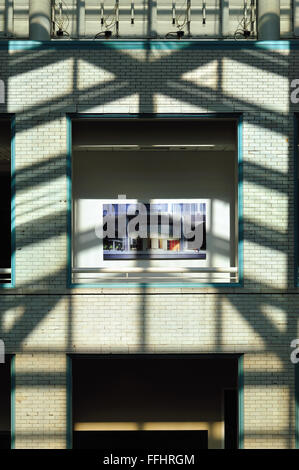 Schatten von einem Oberlicht bilden ein interessantes Muster im Atrium am Motorola Gebäude. Chicago, Illinois, USA. Stockfoto